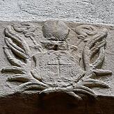 Das barocke Wappen im Schlussstein über dem Eingang wird schon in frühen Quellen erwähnt. Es zeigt das Wappen des Klosters Petershausen ...