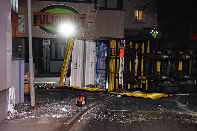 Der umgekippte Lastwagen-Anhänger in Zizenhausen.
