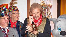 Thomas Gottschalk hat am Mittwoch, 31. Januar, die Narrenschelle der Vereinigung Schwäbisch-Alemannsicher Narrenzünfte (VSAN). Von ...