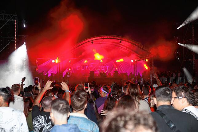 Bild 12: Konstanz: Das Gute-Zeit steigt: Elektro-Musik lockt Besucher ins Bodensee-Stadion