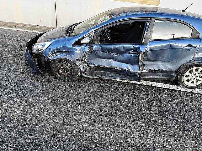 Das Auto ist nach dem Unfall auf der A4 in Schaffhausen nur noch Schrott.