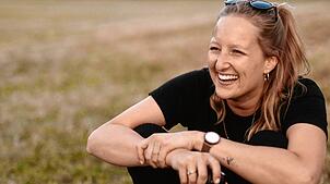 Fotografin Anni Fink will es Menschen mit einer Behinderung ermöglichen, schöne Hochzeitsbilder bekommen.