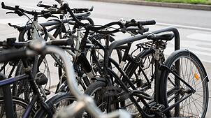 Ein Mann ist mit einem Fahrrad unter dem Arm durch Heidelberg gelaufen. (Symbolbild)