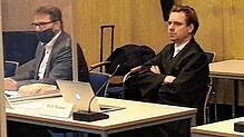 Peter Ziegler (links), hier mit seinem zweiten Anwalt Tony Rostalski, hat auch am vierten Verhandlungstag des Hess-Prozesses ausführlich ...
