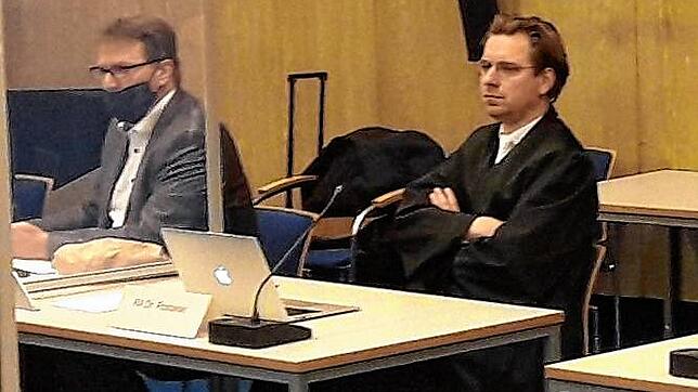 Peter Ziegler (links), hier mit seinem zweiten Anwalt Tony Rostalski, hat auch am vierten Verhandlungstag des Hess-Prozesses ausführlich ...