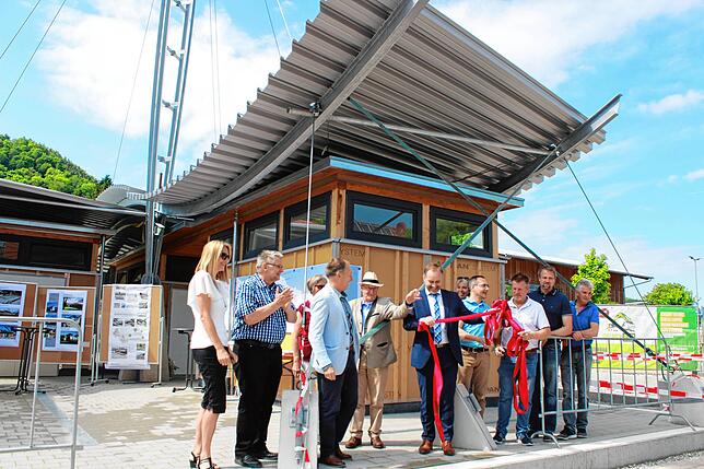 Es ist vollbracht: Das Band konnte gelöst werden und der neue Mobility Point ist eröffnet. Im Hintergrund sind die Schautafeln zum ...