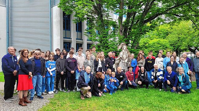 26 Nachfahren von Friedrich Hecker aus den USA besuchten am Dienstag die Schüler des FHG. Zusammen erlebten sie eine besondere ...