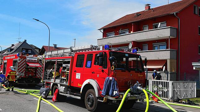 Am Sonntagmorgen hat ein Feuer im Keller eines Mehrfamilienhauses in der Schaffhauser Straße für einen Großeinsatz von Feuerwehr und ...