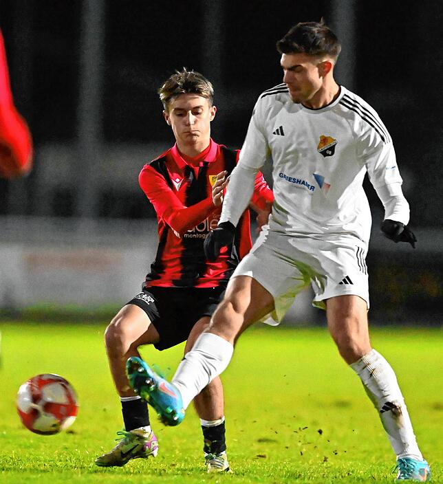 Fest im Kader: A-Junior Leon Leuter (links, gegen Luca Schmidt vom SV 08 Laufenburg) zählt künftig zum Landesliga-Team des FSV Rheinfelden.