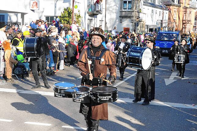 Bild 20: Tausende Narren ziehen beim Fasnet-Umzug durch die Stadt