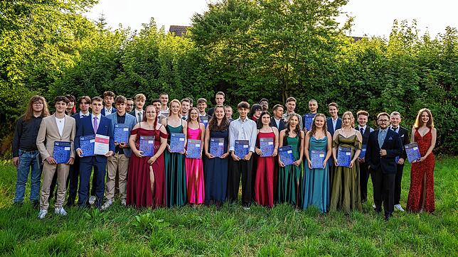 37 Schülerinnen und Schüler des Technischen Gymnasiums der Staatlichen Feintechnikschule feiern in Aasen ihren Abiball. Foto: Christina ...