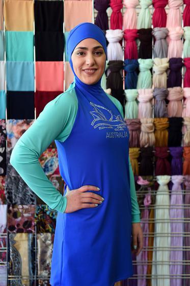 Eine Frau trägt einen Burkini. Dieser wurde in Australien erfunden.