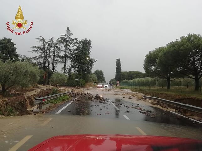 Toskana: Geröll und Schlamm haben eine Straße unpassierbar gemacht.