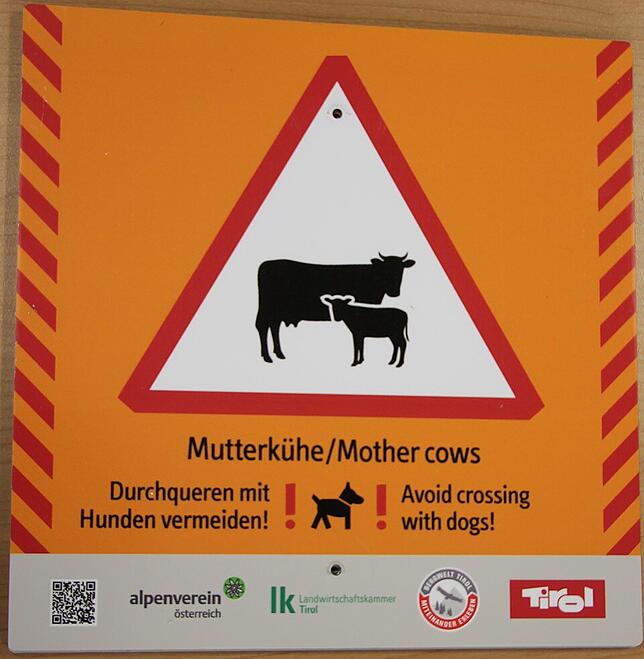 Ein Schild warnt Wanderer in Tirol vor Mütterkühen.