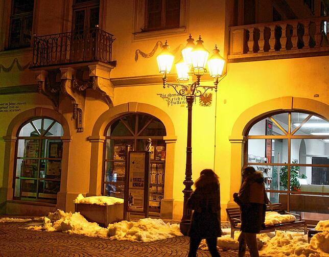 Gusseisen-Kandelaber sorgen in der Altstadt, hier am Marktplatz, für historisches Flair. Das orangefarbene Licht wirkt wärmer. Je mehr ...