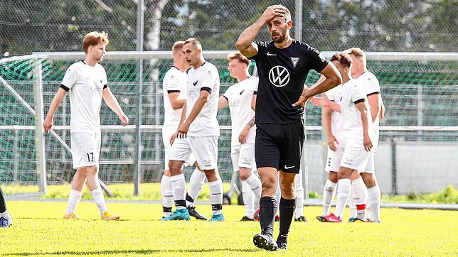 Maximilian Moosmann (vorne) kann es kaum fassen: Der FV Tennenbronn unterlag in der 1. Hauptrunde des Verbandspokals dem FC ...