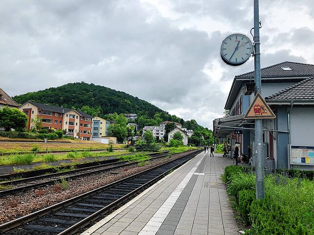 Bahnhof Tiengen: Hier wird bisher nur ein Bahnsteig angefahren. Das zweite Gleis, das den Betrieb des zweiten Bahnsteigs ermöglicht, ...