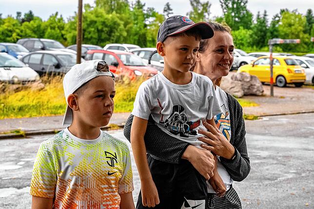 Familie Haack aus Pfaffenweiler sind große Fußballfans: Sie versuchen, einen Blick über den Zaun zu werfen, im Friedengrund ist alles ...