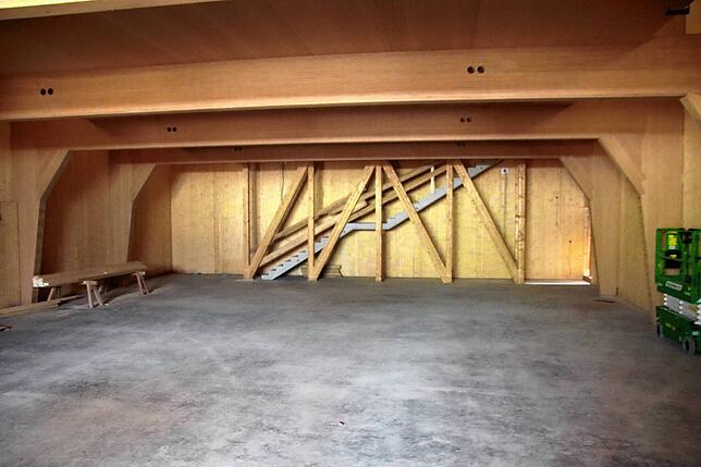 Blick in den großen Ausstellungsraum im Erdgeschoss. Hinten an der Wand ist die Treppe zu sehen, die ins Obergeschoss führt. Vor dieser ...