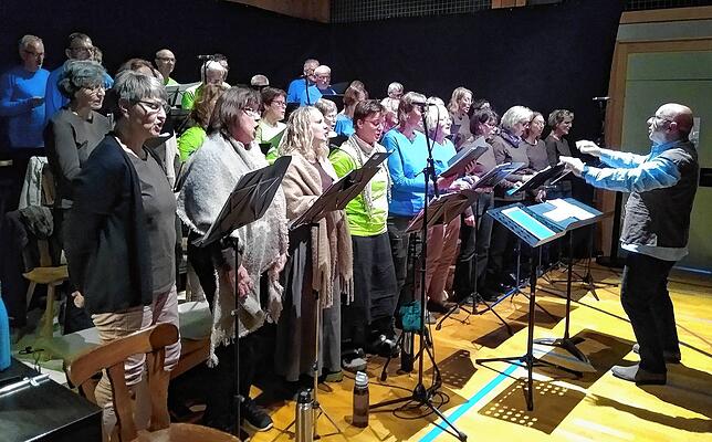 Das Zusammenwirken mit dem Chor unter Leitung von Herbert Roth klappt hervorragend und trägt dazu bei, die Zuschauer auch emotional ...