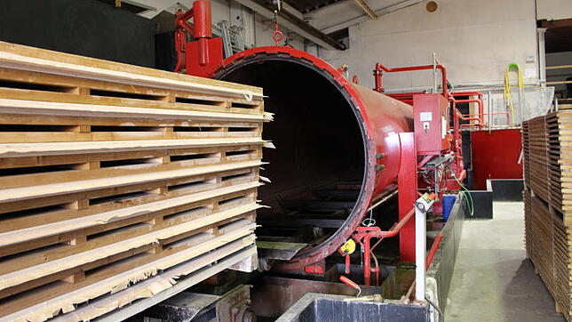 14 Meter lang ist die Maschine, in der das Holz zum schwer entflammbaren Baumaterial wird. Das geschieht mittels eines speziellen ...