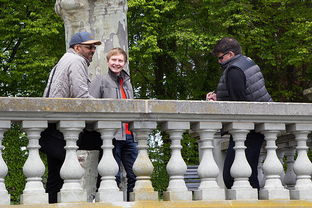 Im Hintergrund Büdingen, vorne die Kandidaten und die Balustrade in der Seestraße.