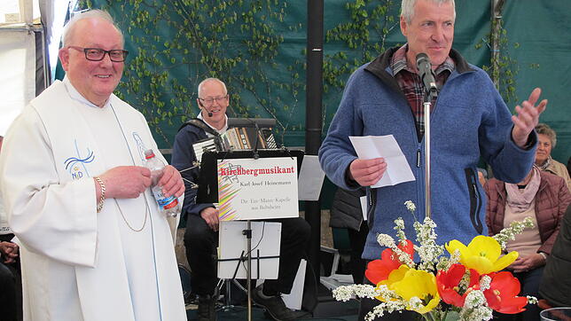 Gerhard Gutmann, der zusammen mit seiner Eherfrau Petra in direkter Nachbarschaft zur Schönfelder Lourdeskapelle wohnt, bedankte sich ...