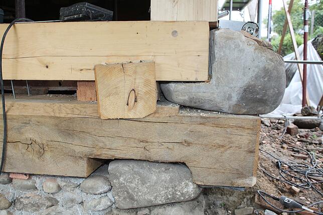 Ein Teil des Aufbaus des Ausgedinghauses: unten Natursteine als Fundament, darauf eine Schwelle aus Eichenholz, weil widerstandsfähiger ...