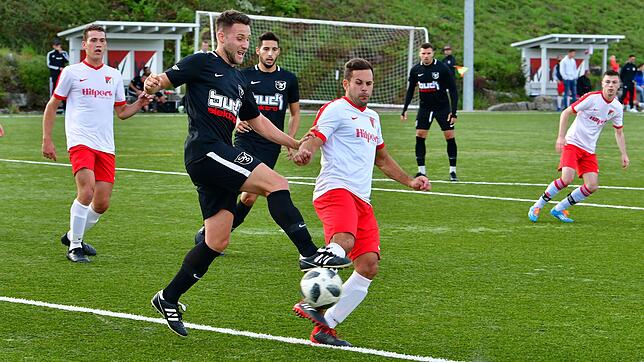 Siegtreffer: Mario Winkler (vorn, gegen den Weilheimer Axel Wilms) drückte kurz vor Spielende den Ball zum glücklichen 2:1-Sieg für den ...