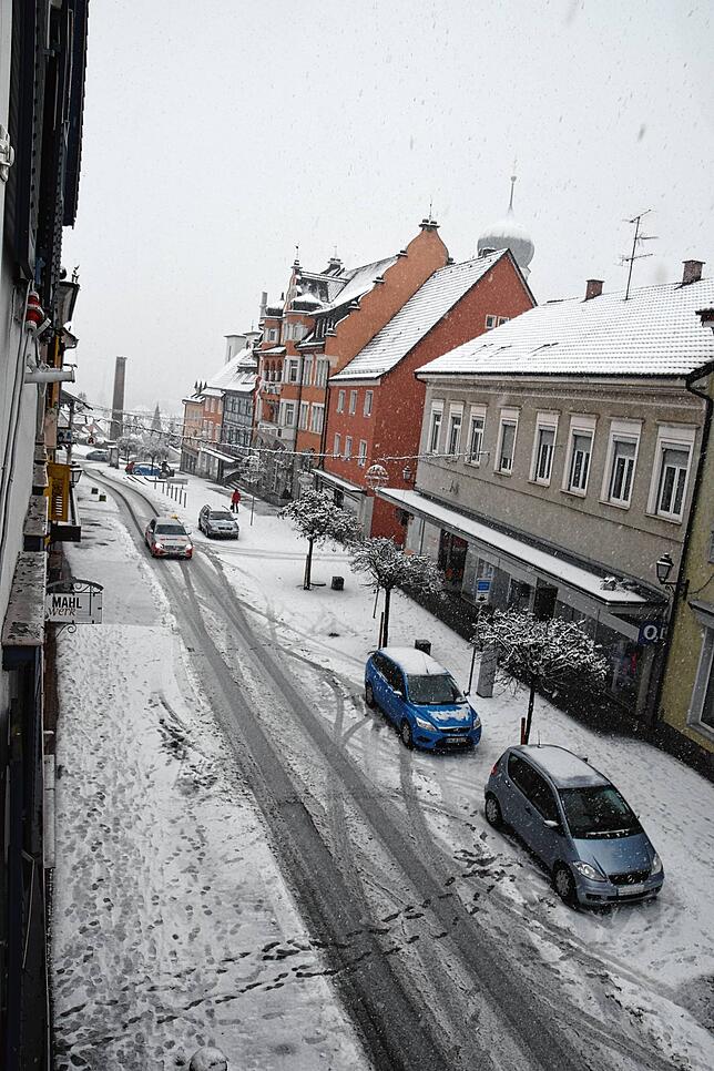 Die verschneite Hauptstraße in Stockach