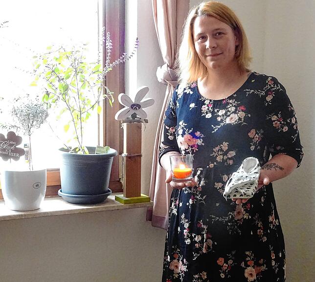 Alexandra Krüger in ihrer Wohnung in Tuningen. In ihrer rechten Hand hält sie eine Einschlagdecke für Sternenkinder.