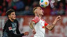 Leipzigs David Raum (r) und Freiburgs Merlin Röhl im Duell.