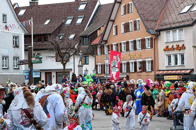 Bild 5: Beim großen Umzug Löffingen steppte der Bär
