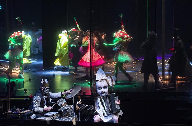 Auf der Bühne des Schauspielhauses geht es schrill-bunt zu.