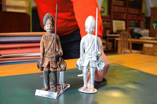 Links das Original von 1763, rechts der mit dem Verfahren der additiven Fertigung hergestellte Soldat. Er muss jetzt noch bemalt werden.