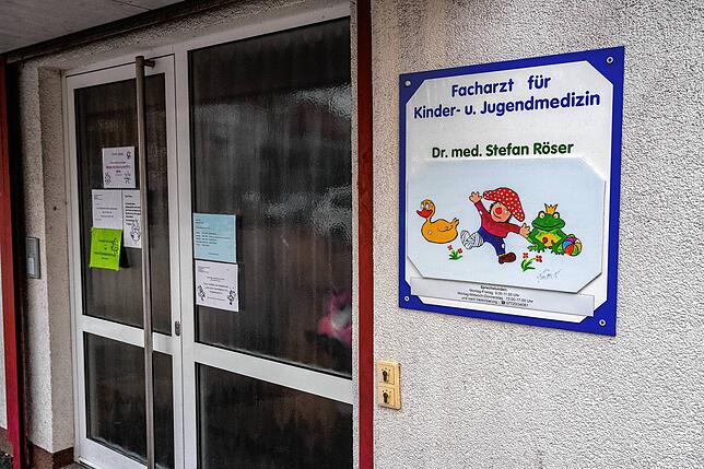 In der Kinderarzt-Praxis von Stefan Röser in der Alleenstraße 11 stehen seit ein paar Tagen die Telefone nicht mehr still. Viele seiner ...