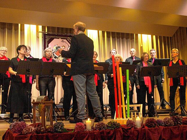 Zum vielfältigen Programm des Jahreskonzertes des Gesangvereins Hotzenwald-Rickenbach trug die Rickenbacher Gruppe S‘Chörle unter der ...