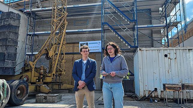 Yannik und Xenia Tschamber vertraten ihren Vater Hanspeter und dankten den beteiligten Handwerkern für den Wiederaufbau.