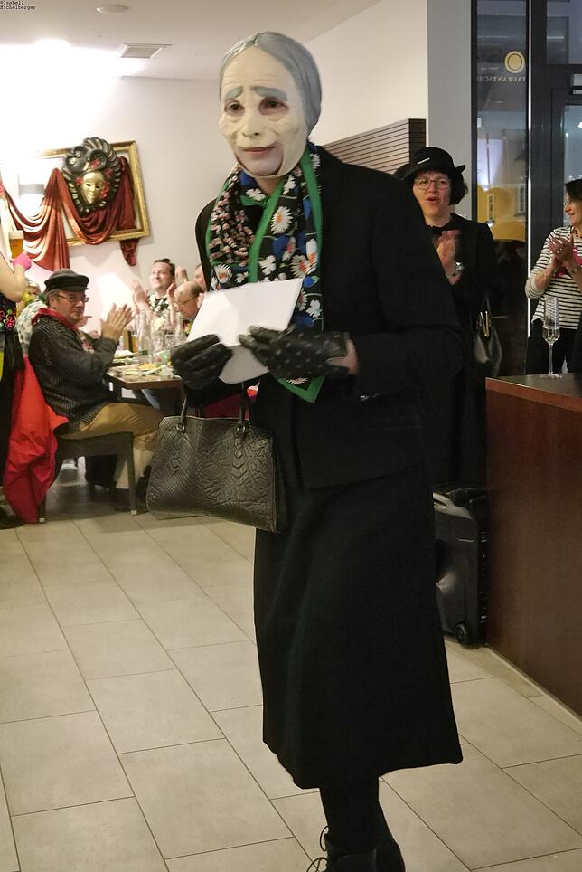 Die alte Marie fragt sich, warum die Ehemänner sich oft weigern, mit auf die Fasnacht zu gehen und damit ihre Frauen in Erklärungsnot ...