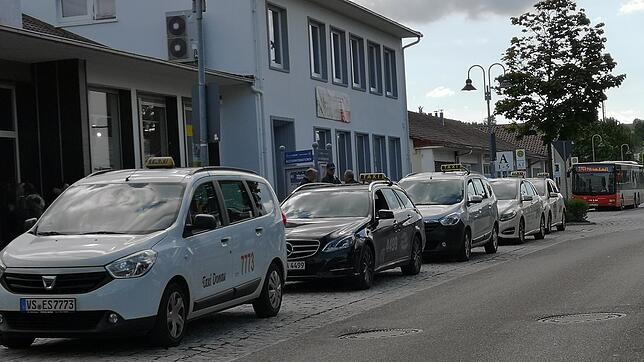 Vor dem Donaueschinger Bahnhof warten Taxis auf Fahrgäste. Internetgestützte Fahrdienstleister machen der Taxi-Branche im ländlichen ...
