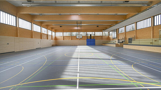 Die neue Halle in der Gemeinde Moos bietet viel Platz.