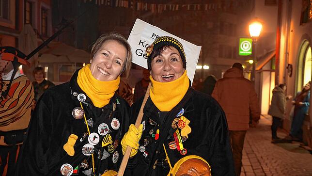 Bild 30: Mit dem Butzenlauf wird die Straßenfasnacht eingeläutet