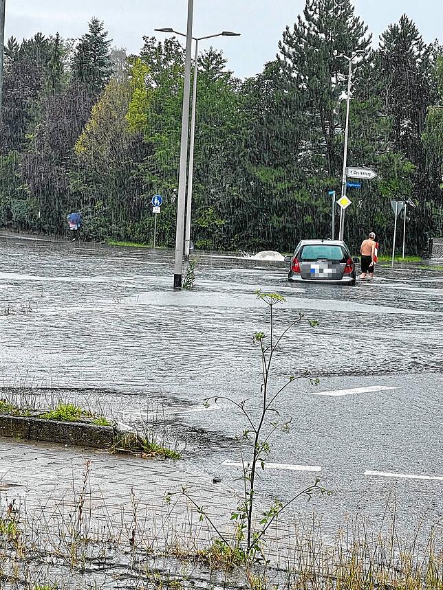 Nach dem Unwetter bleiben mehrere Autos in den Wasserfluten liegen.