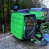 Unfallszene auf der Bundesstraße B 33 bei Peterzell: Der Traktor hat sein linkes Hinterrad in voller Fahrt verloren und liegt auf der ...