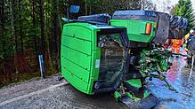 Unfallszene auf der Bundesstraße B 33 bei Peterzell: Der Traktor hat sein linkes Hinterrad in voller Fahrt verloren und liegt auf der ...