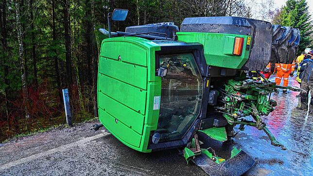 Unfallszene auf der Bundesstraße B 33 bei Peterzell: Der Traktor hat sein linkes Hinterrad in voller Fahrt verloren und liegt auf der ...