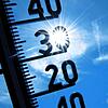 Ein Thermometer zeigt sommerliche Temperaturen an (Symbolbild). Am 29. April 2025 gab es den ersten Sommertag am Hochrhein.