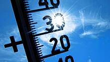 Ein Thermometer zeigt sommerliche Temperaturen an (Symbolbild). Am 29. April 2025 gab es den ersten Sommertag am Hochrhein.