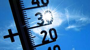 Ein Thermometer zeigt sommerliche Temperaturen an (Symbolbild). Am 29. April 2025 gab es den ersten Sommertag am Hochrhein.