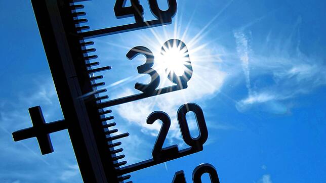 Ein Thermometer zeigt sommerliche Temperaturen an (Symbolbild). Am 29. April 2025 gab es den ersten Sommertag am Hochrhein.